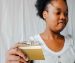 Commodities such as gold, oil, agricultural products and industrial metals offer opportunities to diversify your portfolio and hedge against inflation, but they are also high-risk assets due to price volatility, geopolitical tensions and supply-demand shocks; the key is to invest with a clear strategy, an understanding of the underlying market drivers, and only with capital that does not compromise your financial stability.