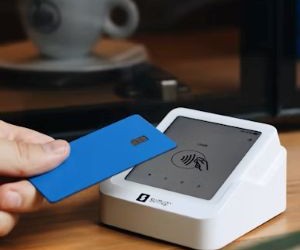 Cryptocurrencies offer high return potential and greater financial freedom through decentralisation, operating in a market that is open 24/7. However, they are a high-risk asset due to extreme volatility and the lack of regulation. The main risks include rapid losses and cybersecurity failures. The key to success is to invest only with a clear strategy and with capital that does not compromise your financial stability.